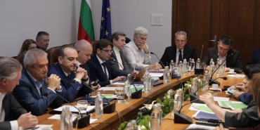 Петкова също отмени медийното отразяване на Националния съвет за тристранно сътрудничество след искане от бизнеса и синдикатите.