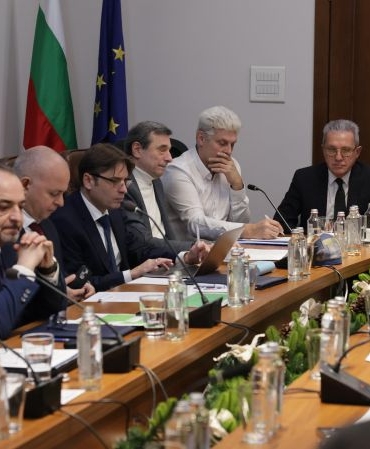 Петкова също отмени медийното отразяване на Националния съвет за тристранно сътрудничество след искане от бизнеса и синдикатите.