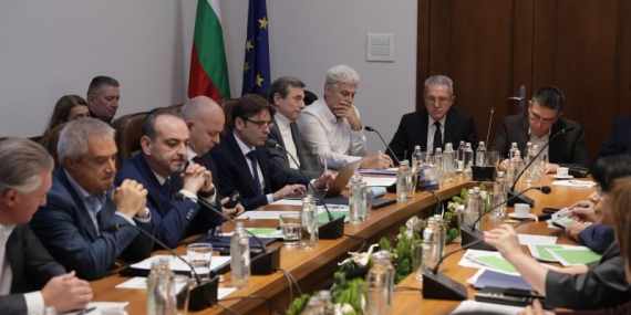 Петкова също отмени медийното отразяване на Националния съвет за тристранно сътрудничество след искане от бизнеса и синдикатите.