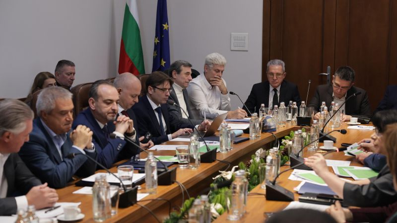 Петкова също отмени медийното отразяване на Националния съвет за тристранно сътрудничество след искане от бизнеса и синдикатите.
