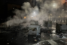 Разруха в София: Опустошени улици, изпочупени контейнери и трамваи след вандалски прояви.