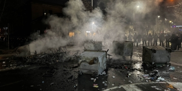 Разруха в София: Опустошени улици, изпочупени контейнери и трамваи след вандалски прояви.