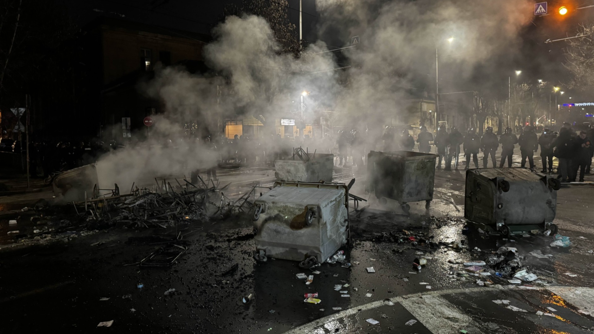 Разруха в София: Опустошени улици, изпочупени контейнери и трамваи след вандалски прояви.
