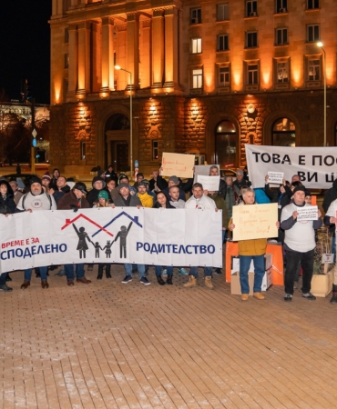 Родители настояват за равни права при отглеждане на деца след развод