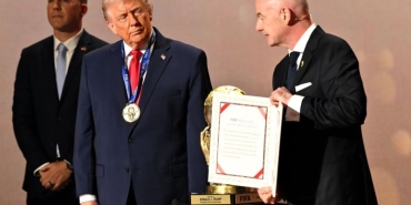 Тръмп получи признание от ФИФА: Купа и медал за принос към мира