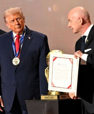Тръмп получи признание от ФИФА: Купа и медал за принос към мира