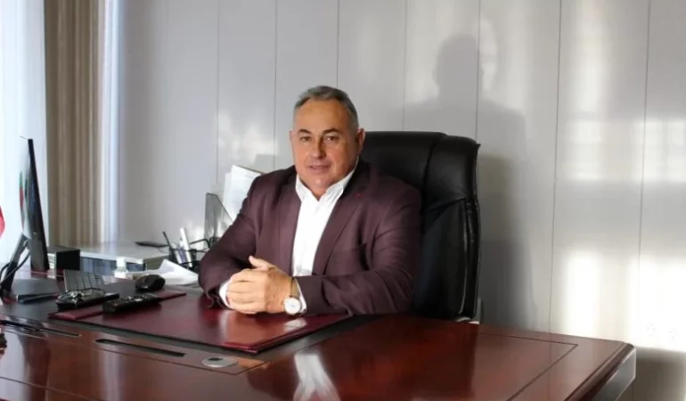 Кметът на Доспат Елин Радев купил багер, заравя електората в гроба безплатно